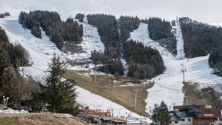 Des pistes de ski avec un déficit de neige à Villard-de-Lans, pendant les vacances de février 2021. (Anna Kurth / Maxppp)