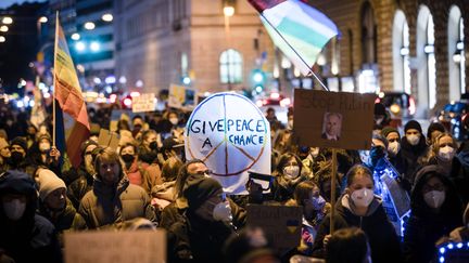 Le message "Give Peace a Chance", clin d'œil à la légendaire chanson de John Lennon, brandi dans une manifestation contre l'invasion de l'Ukraine par les troupes russes, le 3 mars 2022 à Munich (ALEXANDER POHL / SIPA USA / SIPA)