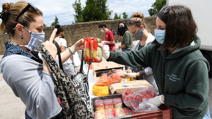 Distribution alimentaire à Lyon le 12 juin 2020 pour des étudiants précaires. (JO?L PHILIPPON / MAXPPP)