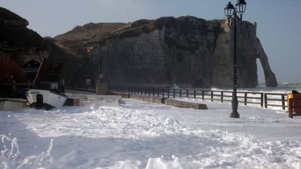 A Etretat (Seine-Maritime), c'est la plage qui est recouverte d'écume. (ISABELLES / SIPA)