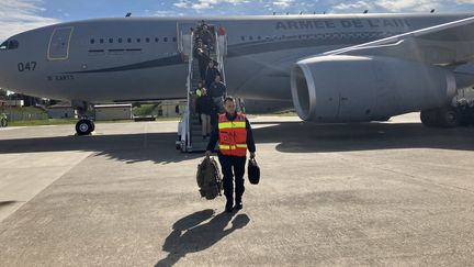 Un groupe de 73 pompiers et membres de la sécurité civile a atterri en fin de matinée à l'aéroport d'Incirlik, à une dizaine de km d'Adana, au sud-est de la Turquie, mardi 7 février. (WILLY MOREAU / FRANCEINFO)