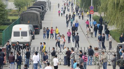 Des v&eacute;hicules para-militaires sont stationn&eacute;s &agrave; l'entr&eacute;e de l'usine Foxconn de&nbsp;Taiyuan (Chine), le 24 septembre 2012, o&ugrave; a eu lieu une rixe dans la nuit. (REUTERS)