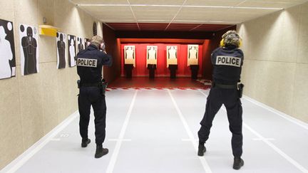 &nbsp; (Une note de la police nationale autorise les fonctionnaires à conserver sur eux leurs armes de service. © Maxppp)