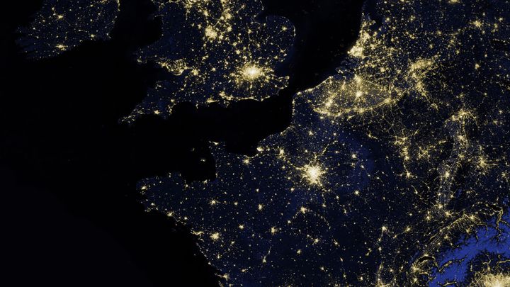 Vue de la France et du Royaume-Uni la nuit par le satellite Suomi NPP de la Nasa. (NASA / REUTERS)