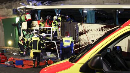 Les pompiers ont d&ucirc; d&eacute;sincarc&eacute;rer les corps des victimes de l'accident de car survenu &agrave; Sierre, dans le canton du Valais (Suisse), le 14 mars 2012. (POLICE CANTONALE VALAIS / AFP)