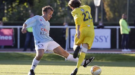 Emmanuel Macron joue au foot à Possy, le 14 octobre 2021. (LUDOVIC MARIN / AFP)