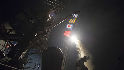 Un missile est tiré depuis le destroyer américain USS Ross, en mer Méditerranée, le 7 avril 2017. (PENTAGON / ANADOLU AGENCY / AFP)