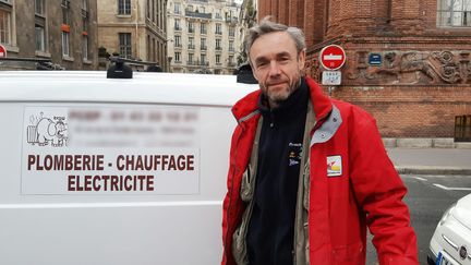 Olivier Beurton, plombier chauffagiste&nbsp;depuis seize ans en région parisienne. (BENJAMIN  ILLY / FRANCE-INFO)