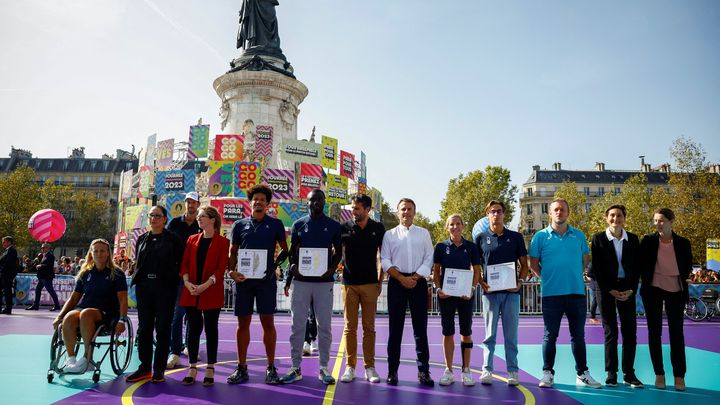 Arnaud Assoumani, Charles-Antoine Kouakou, Manon Genest (para athlétisme) et Ugo Didier (para natation) se sont vus remettre leur ticket qualificatif pour les Jeux paralympiques de Paris 2024 des mains du président de la République, dimanche 8 octobre 2023. (SARAH MEYSSONNIER / POOL)