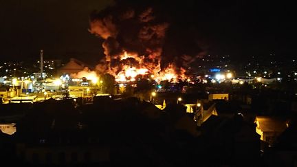 Photo du site Lubrizol à Rouen, prise jeudi 29 septembre 2019 à 5h28 par une riveraine, Edwina Patin. (DOCUMENT RADIO FRANCE)