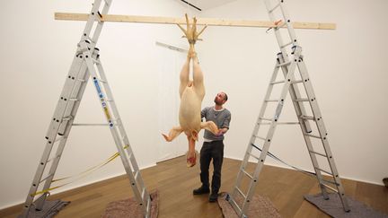 Installation d'une oeuvre de l'artiste Ron&nbsp;Mueck &agrave; la galerie Hauser &amp; Wirth de Londres (Royaume-Uni), le 16 avril 2012. (DAN KITWOOD / GETTY IMAGES)