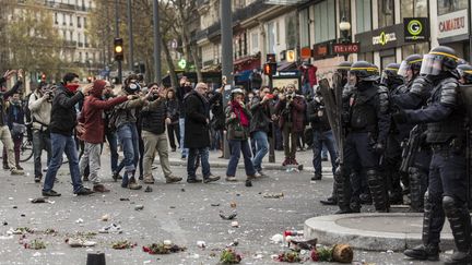 Des échauffourées ont éclaté, dimanche 29 novembre, entre la police et les manifestants, place de la République, à Paris. (MAXPPP)