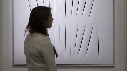 Voici un tableau de Lucio Fontana, "Concetto Spaziale, Attese" (ici en vente chez Sotheby's en 2015) de la même série "concept spatial" que celui qui a été oublié dans un taxi à Paris. 
 (JUSTIN TALLIS / AFP)