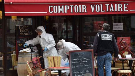 &nbsp; (La police scientifique à l'œuvre dans l'un des bars visés par les terroristes vendredi dernier à Paris © MaxPPP)