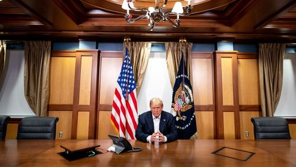 Photo de Donald Trump diffusée le 4 octobre 2020 par la Présidence américaine le montrant au travail, dans un bureau de l'hôpital où il est admis. (AFP/ TIA DUFOUR / THE WHITE HOUSE)