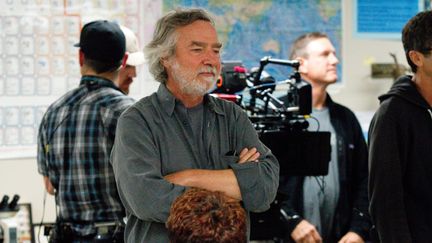 Curtis Hanson sur le tournage de "Chasing Mavericks", en 2012.&nbsp; (ARCHIVES DU 7EME ART / AFP)