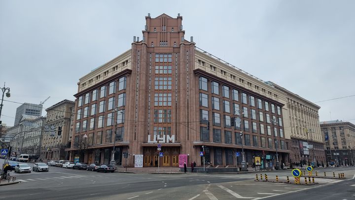 Au cœur de KIev, le grand magasin Tsum, vestige de l'époque soviétique. (THOMAS SELLIN / FRANCK BALLANGER / RADIO FRANCE)