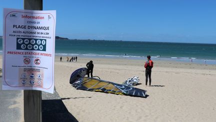 Plage dans les Côtes-d'Armor le 14 mai 2020. Illustration (CLEMENTINE MERCIER / MAXPPP)