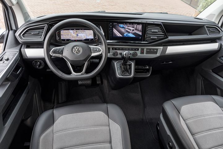 Des planches de bord de plus en plus sophistiquées comme sur ce VW T6.1 Multivan Cruise. (VW POUR FRANCE INFO)