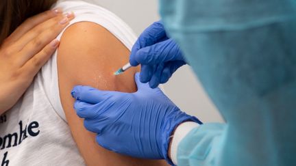 Une vaccination, le 12 juillet 2021, à Munich. (SVEN HOPPE / DPA  / AFP)