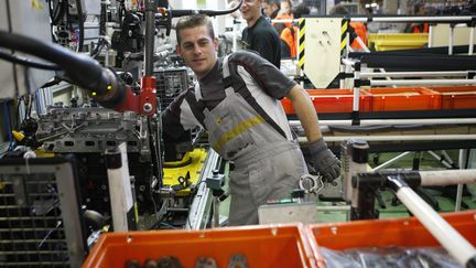 Ouvrier travaillant sur une chaîne de l'usine Renault de Cléon. (CHARLY TRIBALLEAU / AFP)