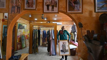 Grâce à sa collaboration en 2019 avec la célèbre maison de couture française Dior, l’homme et sa marque ont acquis une reconnaissance internationale. De la femme au foyer au jeune entrepreneur en passant par le directeur de société, sa clientèle se retrouve dans toutes les couches sociales, même les plus hautes. Du roi du Maroc Mohammed VI, au président du Rwanda Paul Kagame, en passant par le milliardaire nigérian Aliko Dangote (l'homme le plus riche d'Afrique), ou des stars du show-biz… tous figurent aujourd’hui parmi ses clients.&nbsp; &nbsp; (ISSOUF SANOGO / AFP)