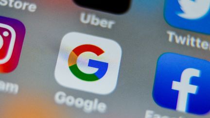 Une application Google sur un smartophe, photographiée le 28 août 2019. (DENIS CHARLET / AFP)