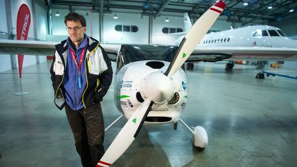 Le pilote et biologiste slov&egrave;ne&nbsp;Matevz&nbsp;Lenarcic, lundi 22 avril 2013 &agrave; l'a&eacute;roport de Brnik (Slov&eacute;nie), avant son vol pour le p&ocirc;le Nord.&nbsp; (JURE MAKOVEC / AFP)