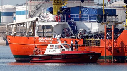 L'"Aquarius", escorté par la Garde civile Espagnole à son arrivée au port de Valence, le 17 juin 2018.&nbsp; (MANUEL BRUQUE / EFE / SIPA)