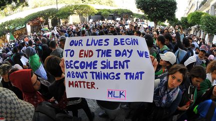 "Nos vies commencent à prendre fin le jour où nous nous taisons à propos de choses qui comptent", indique une pancarte dans une manifestation, le 5 mars 2019, à Alger. (FATEH GUIDOUM / PPAGENCY/SIPA)