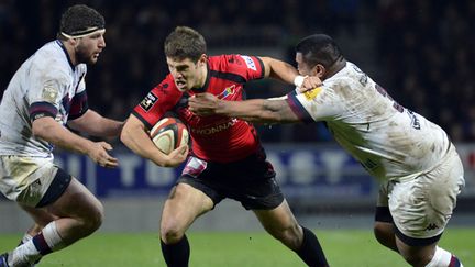 Le joueur d'Oyonnax, Jody Jenneker, dans la tenaille de Bègles-Bordeaux (PHILIPPE MERLE / AFP)