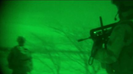 Des soldats français progressent dans le désert de nuit. Photo d'illustration. (FRANCEINFO)