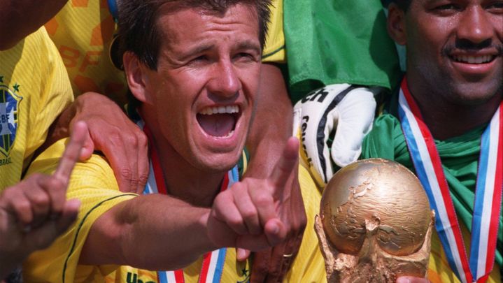 Dunga, capitaine du Br&eacute;sil, pose au milieu de son &eacute;quipe apr&egrave;s la victoire en Coupe du monde, contre l'Italie, au Rose Bowl de Pasadena (Californie), le 17 juillet 1994.&nbsp; (BILLY STICKLAND / GETTY IMAGES CLASSIC)