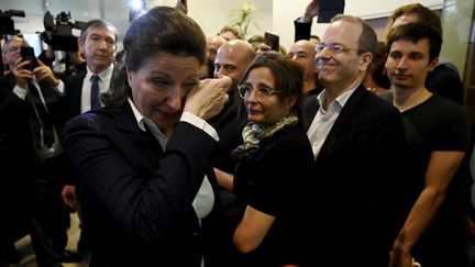 Agnès Buzyn, en larmes, quitte le ministère de la Santé après sa passation de pouvoirs avec Olivier Véran, le 17 février 2020. La médecin de profession venait d'accepter de remplacer Benjamin Griveaux, mis en difficulté par la mise en ligne de vidéos intimes, dans la course à l'Hôtel de ville. Hors jeu après le premier tour, la candidate a plus tard confié à la presse que la campagne, qualifiée de "mascarade" dû être suspendue en raison de l'épidémie de Covid-19. (NICOLAS TAVERNIER / REA)