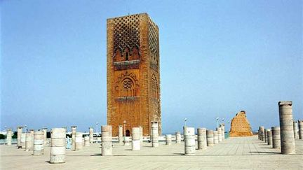 &nbsp; (Arrêtés le 5 juin, les deux hommes étaient accusés de s'être embrassés devant la Tour Hassan, un des principaux monuments de la capitale © Maxppp)