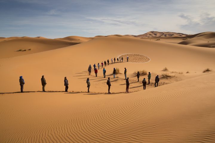 "Vingt-six personnes attendant l'autorisation d'entrer dans un cercle"
(série Bureaucraties), 2018. (ARTEMIO FOCHS NAVARRO / RUBEN MARTIN DE LUCAS)