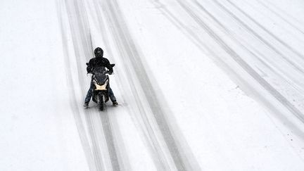 Sur la N118 pr&egrave;s de Paris, le 12 mars 2013. (FRANCK FIFE / AFP)