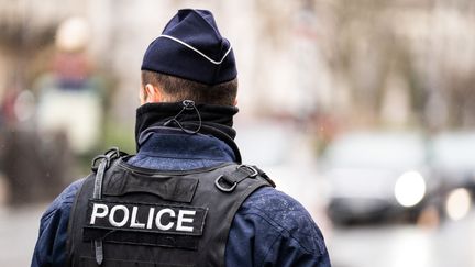 Un policier à Paris, le 13 mars 2022. Photo d'illustration.&nbsp; (XOSE BOUZAS / HANS LUCAS / AFP)