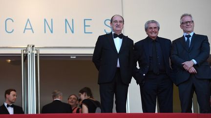 Pierre Lescure et Thierry Fremaux, les patrons du Festival de Cannes, entourent le réalisateur Claude Lelouch
 (AFP PHOTO / ANNE-CHRISTINE POUJOULAT)