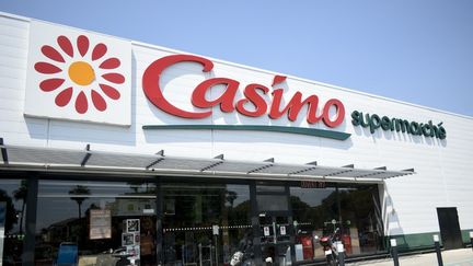 Un supermarché Casino à Hyères (Var), le 27 juin 2023. (MAGALI COHEN / HANS LUCAS / AFP)