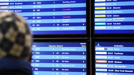 Un homme regarde les écrans d'annonces à l'aéroport d'Orly, le 5 décembre 2019. (ERIC FEFERBERG / AFP)