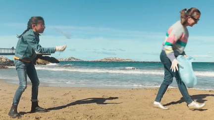 Une opération de nettoyage a lieu, samedi 15 avril, dans la région Provence-Alpes-Côte-d’Azur. Reportage à Marseille, sur la plage des Catalans. (FRANCE 2)