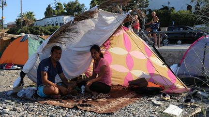 L'aide se fait rare &agrave; Kos (Gr&egrave;ce). Seules deux organisations, MSF et la Croix-Rouge, sont pr&eacute;sentes sur l'&icirc;le, second&eacute;es par quelques touristes et habitants qui s'improvisent humanitaires. (BENOIT ZAGDOUN / FRANCETV INFO)