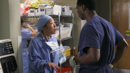 Sandra Oh et Isaiah Washington, dans la série "Grey's Anatomy", saison 2, épisode 6. (ARCHIVES DU 7EME ART)