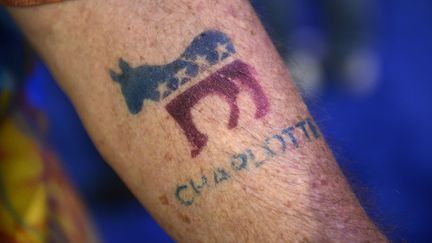 Certains vont m&ecirc;me jusqu'&agrave; se le tatouer. (BRENDAN SMIALOWSKI / AFP)