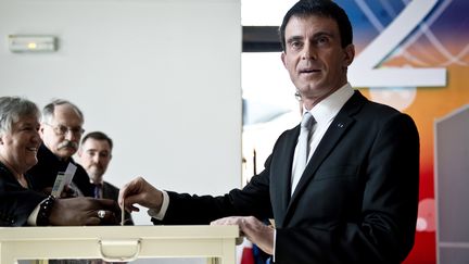 Le Premier ministre Manuel Valls a vot&eacute; dans son fief d'Evry (Essonne)&nbsp;&agrave; l'occasion du premier tour des d&eacute;partementales, le 22 mars 2015. (ALAIN JOCARD / AFP)