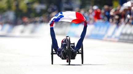 Le paracycliste français Joseph Fritsch exulte au moment de son sacre mondial à Zurich, sur la course en ligne (catégorie H4), le 29 septembre 2024. (ED SYKES / SIPA)