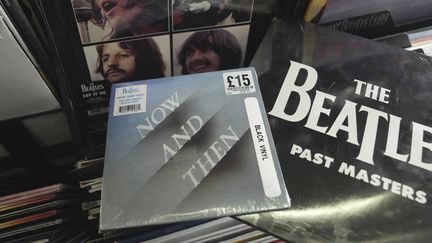 Un exemplaire vinyle de "Now and Then", dernier titre des Beatles, vendu chez un disquaire à Londres (Royaume-Uni), le 3 novembre 2023. (KIN CHEUNG / AP / SIPA)