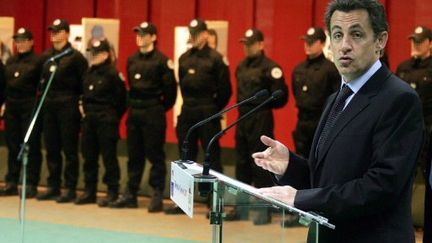 Nicolas Sarkozy, alors ministre de l'Intérieur, prononce un discours devant les policiers du Raid en 2007. (DOMINIQUE FAGET / AFP)