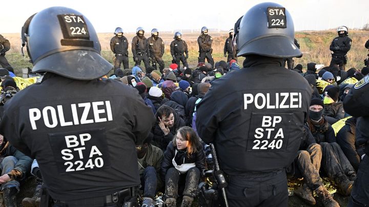 Greta Thunberg parmi les activistes mobilisés contre l'extension d'une mine de charbon à Lützerath (Allemagne), le 17 janvier 2023. (ROBERTO PFEIL / DPA / AFP)